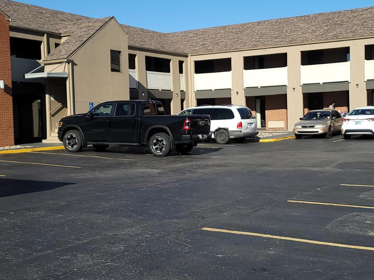 Super 8 By Wyndham Kansas City Airport North Zewnętrze zdjęcie