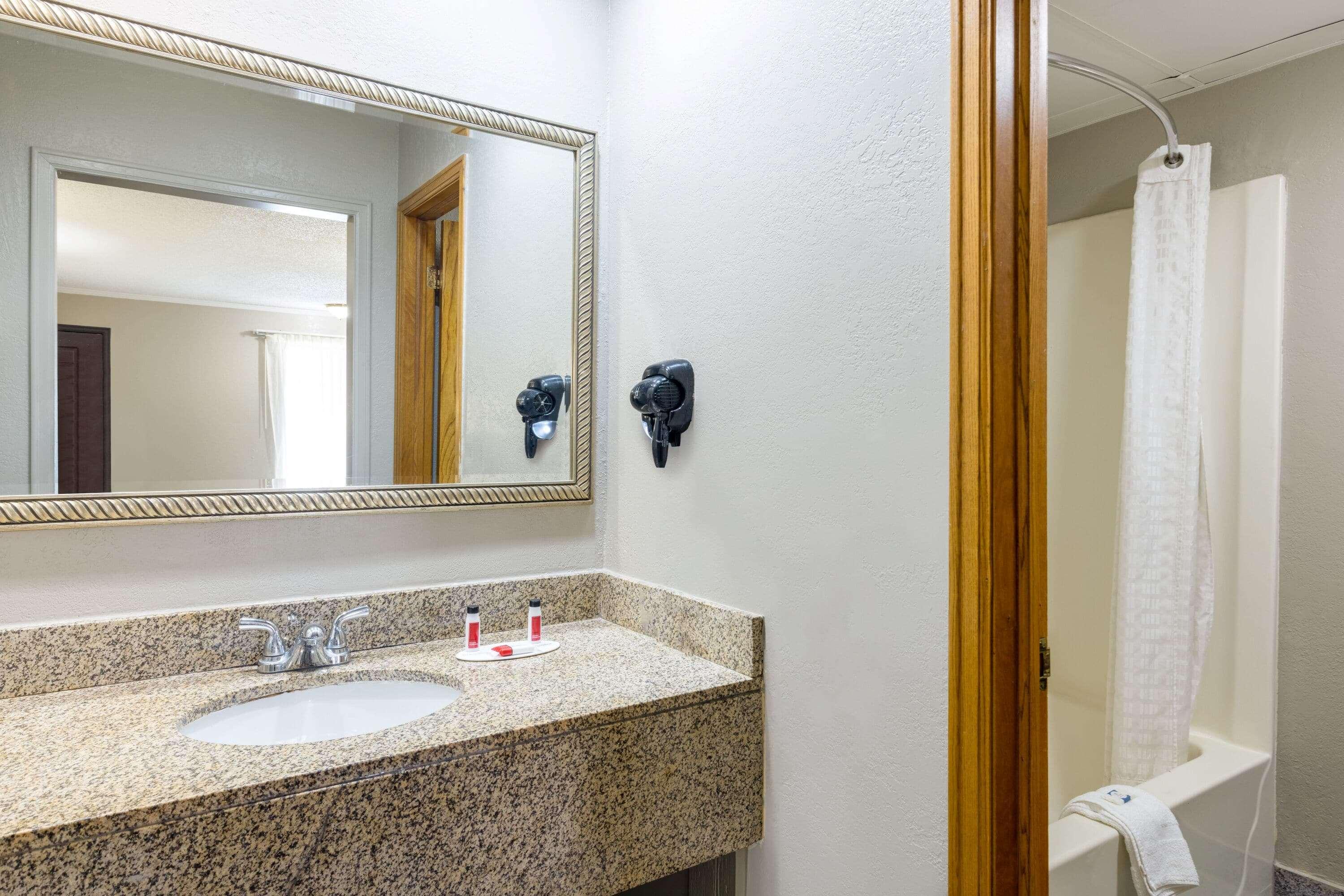 Super 8 By Wyndham Kansas City Airport North Zewnętrze zdjęcie