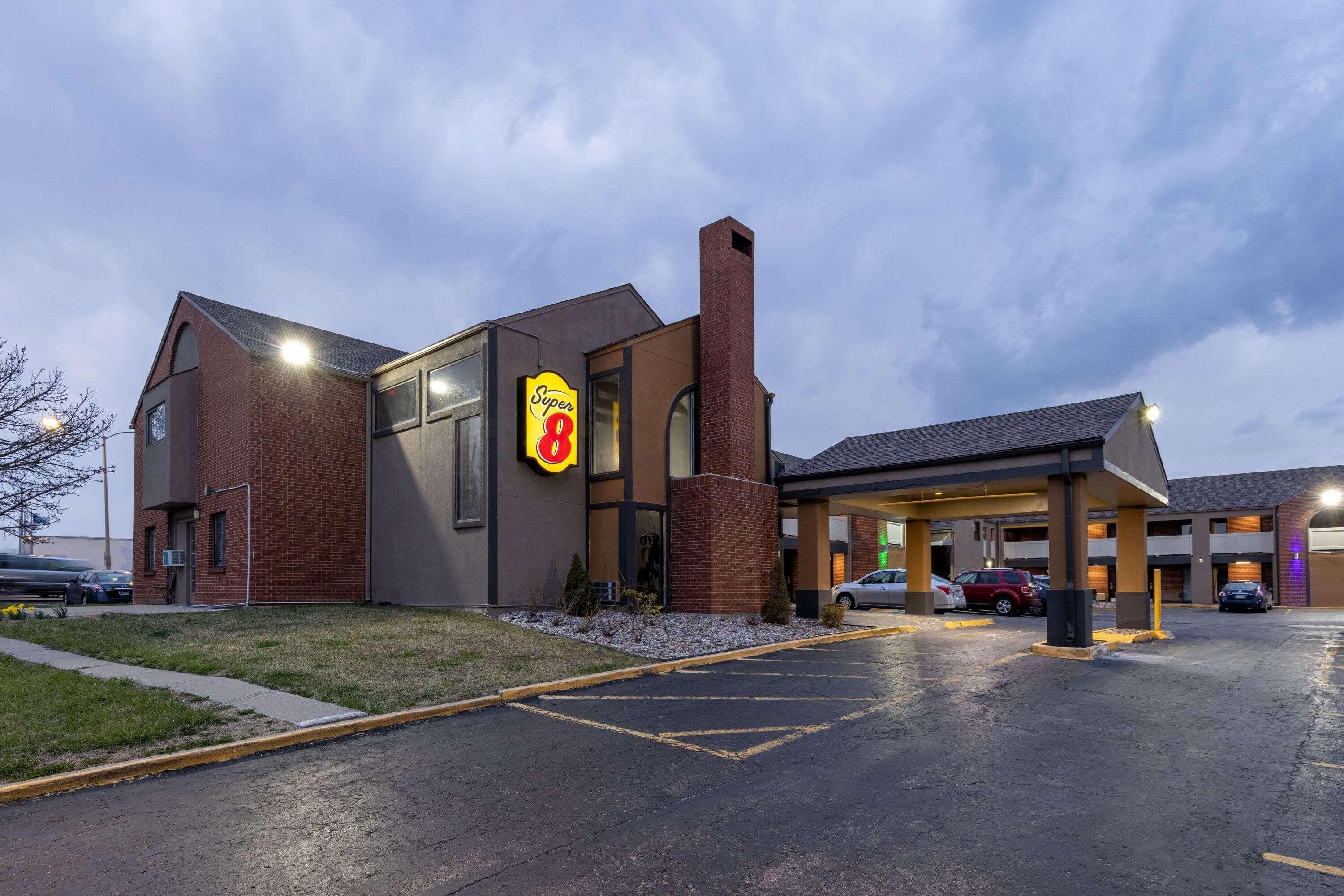 Super 8 By Wyndham Kansas City Airport North Zewnętrze zdjęcie