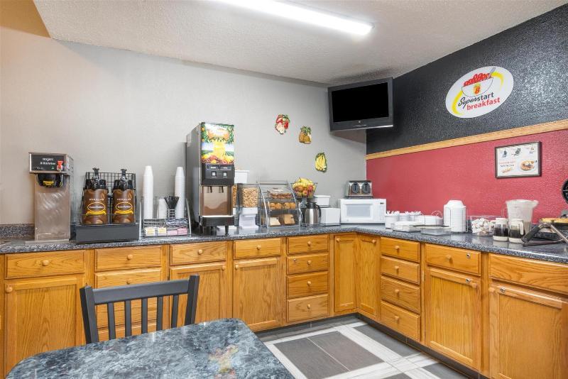 Super 8 By Wyndham Kansas City Airport North Zewnętrze zdjęcie