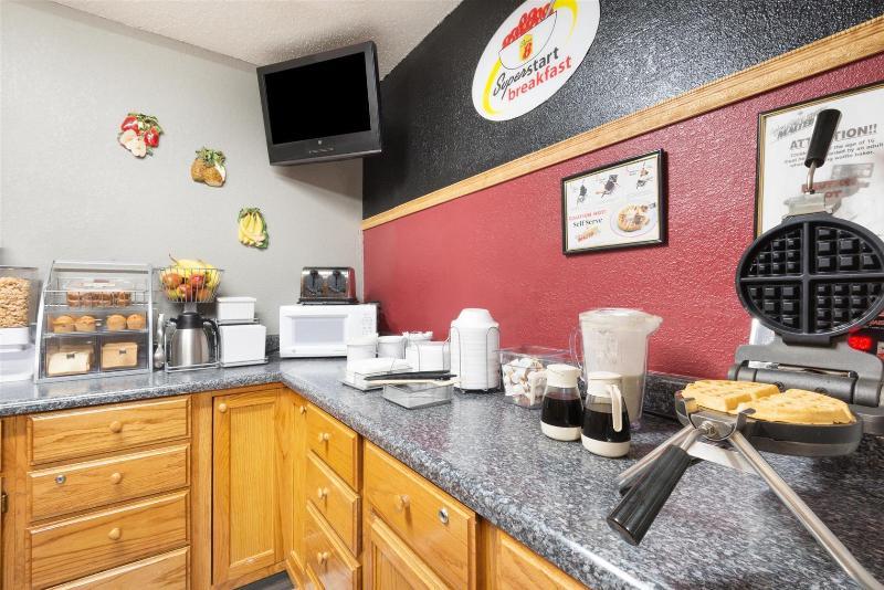Super 8 By Wyndham Kansas City Airport North Zewnętrze zdjęcie